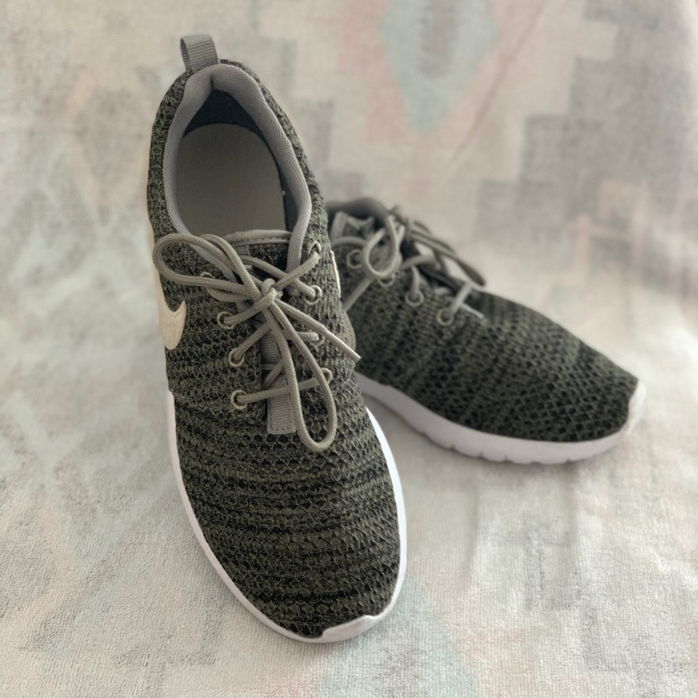 Nike Roshe One Gs Youth Running/Walking Shoe 5.5
